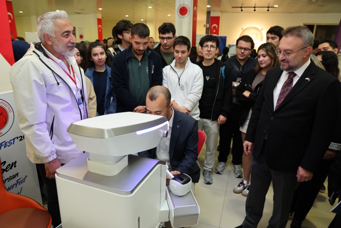 Dr. İrem Gül Doğan ve Serkan Baştuğ'un sağlık bilişimi sunumları