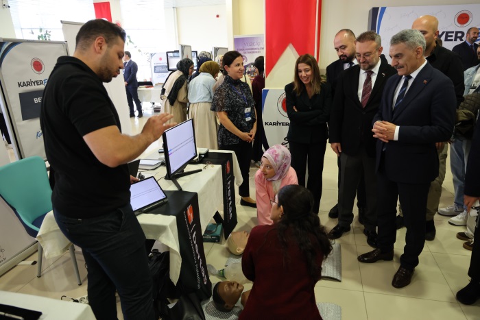 Dr. Öğr. Üyesi Tuğba Dere ve panelistlerin sunum anı