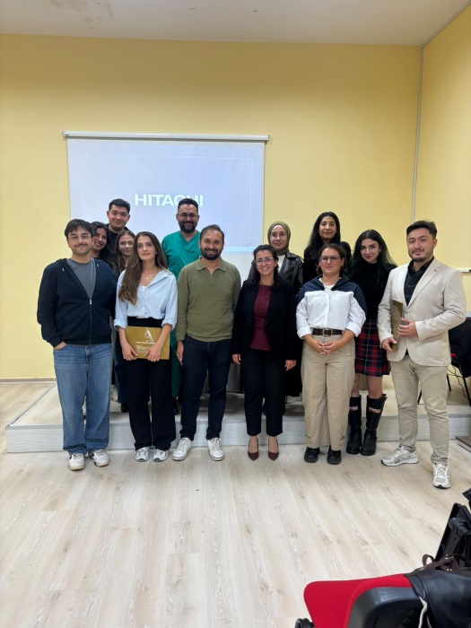 Tıp Fakültesi amfisinde akademisyenler mentörlüğünde vaka analizi yapan tıp ve sağlık bilimleri öğrencileri