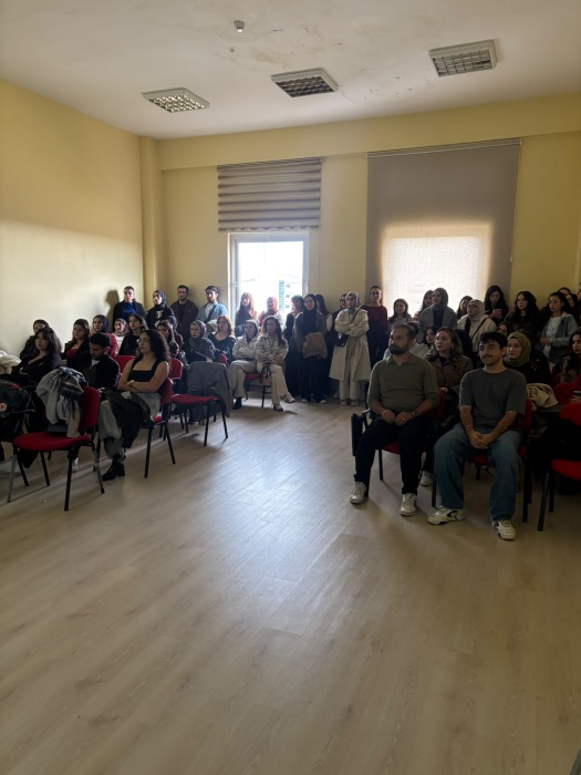 Atölye çalışması tamamlandıktan sonra akademisyenler ve öğrencilerin toplu anı fotoğrafı