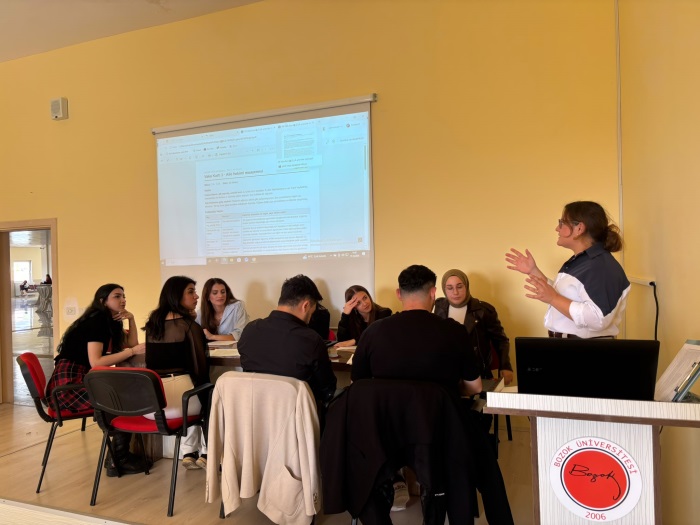 Öğretim üyesi mentörlüğünde vaka çözüm sunumu yapan tıp öğrencisi