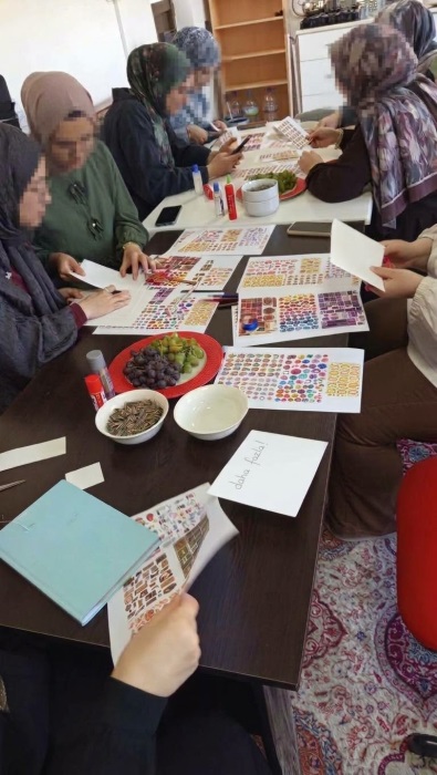 Öğrencilerin atölyede el emeği kitap ayraçlarını tasarlama anı