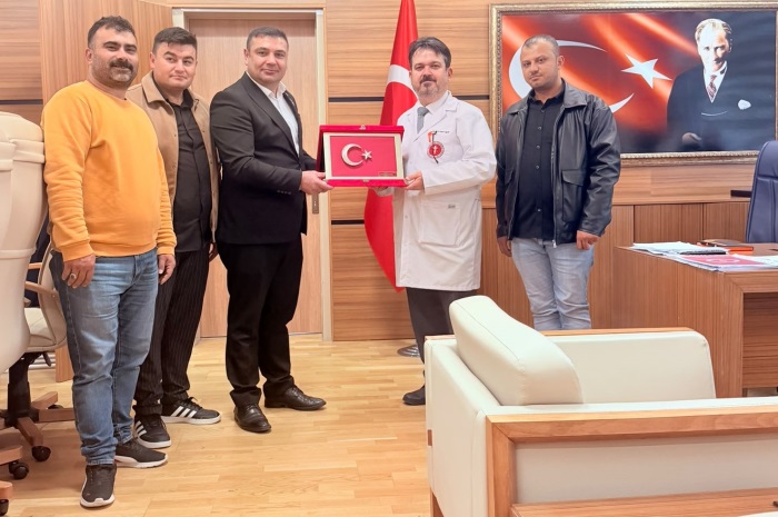 Şehit Aileleri ve Gaziler Derneği yönetiminin Tıp Fakültesi Dekanına filografi Türk Bayrağı tablosu takdim etme anı