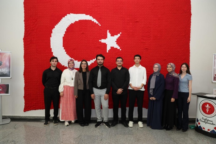 Sosyal Tıp Topluluğu öğrencileri, akademisyenler ve hastane personelinin toplu anı fotoğrafı
