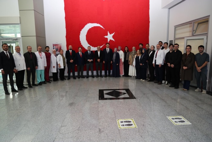 Yozgat Bozok Üniversitesi Araştırma ve Uygulama Hastanesi Poliklinik Girişinde Düzenlenen Örgü Türk Bayrağı Asma Töreni