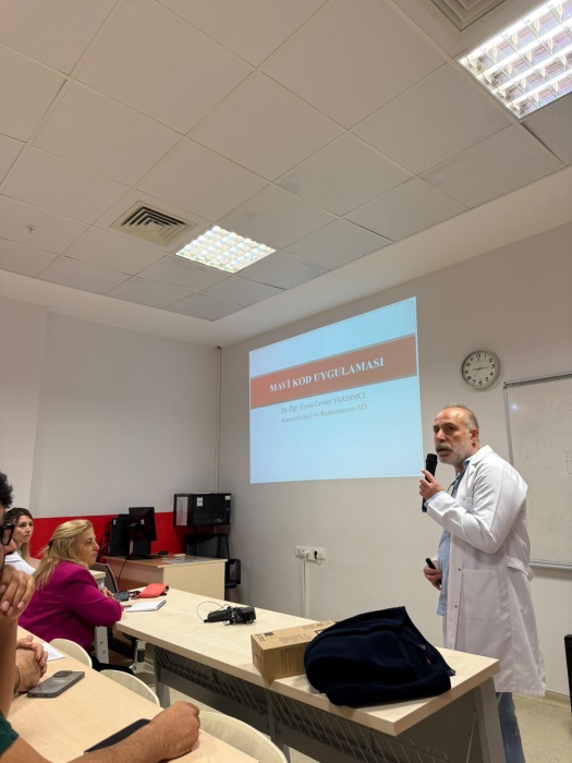 Mavi kod acil müdahale arabası ve defibrilatör başında ekip tatbikatı gerçekleştiren sağlık personeli