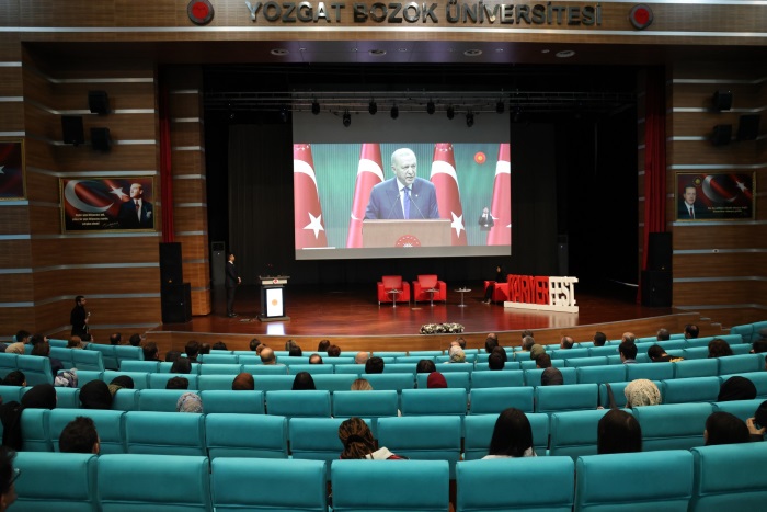 Panel sonunda konuşmacılara teşekkür belgesi takdimi ve toplu anı fotoğrafı