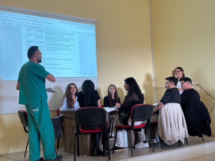 Öğrencilerin gruplar halinde klinik vaka senaryosu üzerinde beyin fırtınası yapması